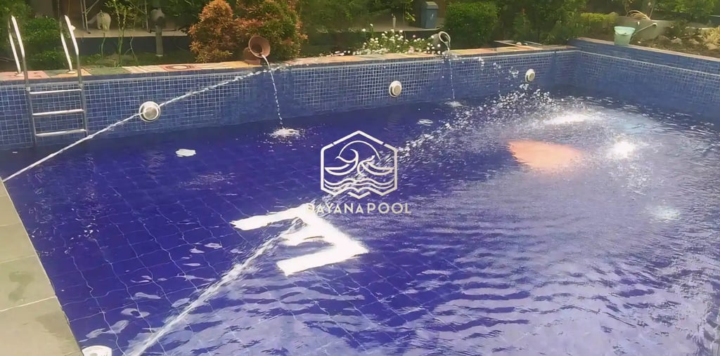 kolam renang sederhaa dengan air mancur guci.