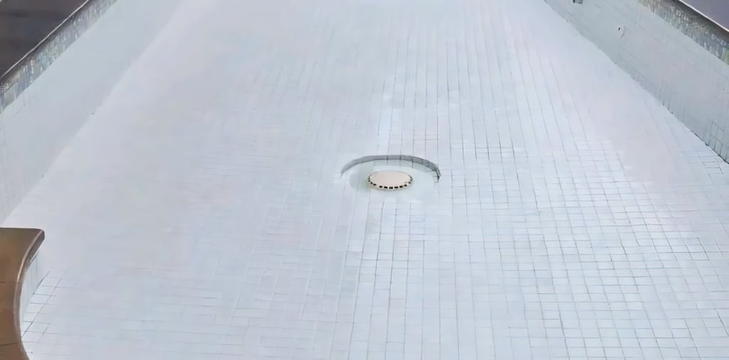 finishing dan pembersihan kolam renang dengan keramik roman berwarna putih