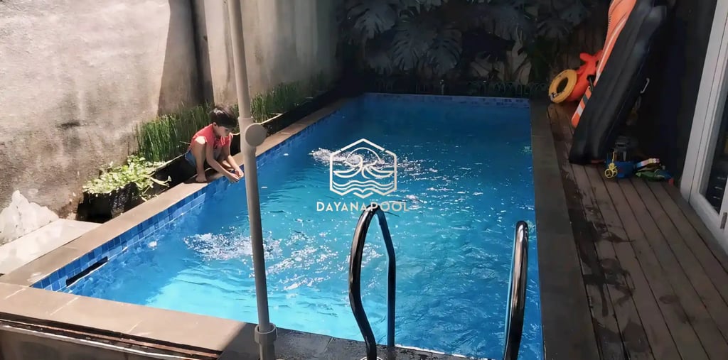 kolam rnang minimalis garapan dayanapool dengan keramik berwarna biru muda