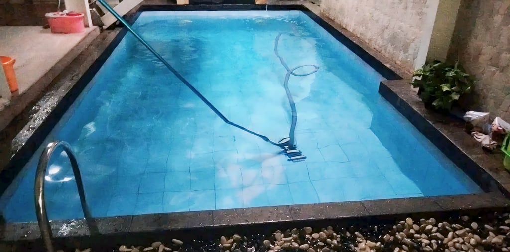 Pekerja dari dayanapool sedang merawat kolalm renang kecil