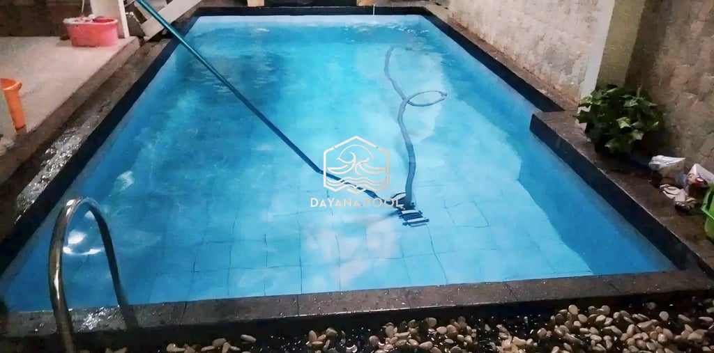 tim dayanapool sedang melakukan perawatan kolam renang