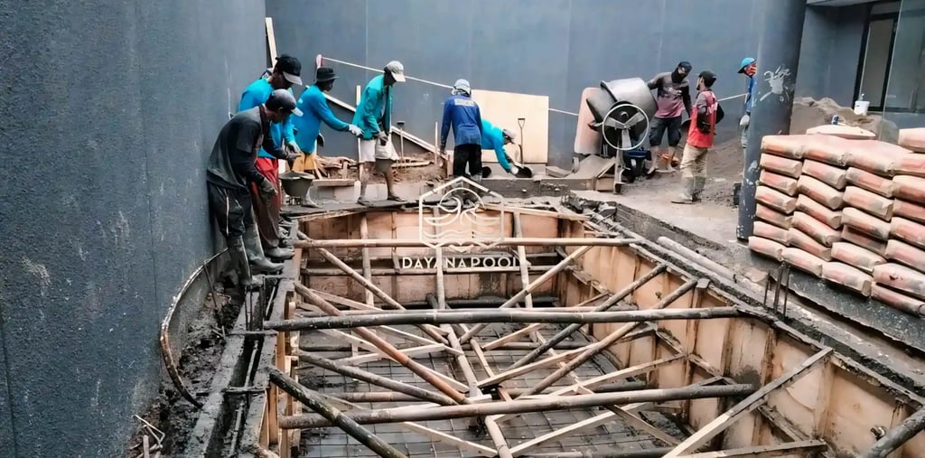 Proses pengecoran kolam renang.