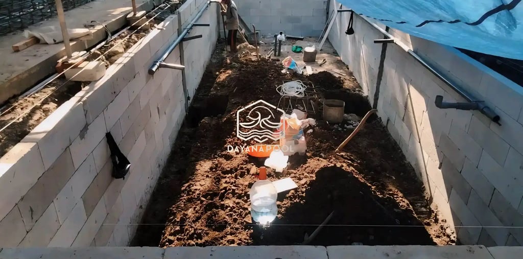 proses pemasangan bata untuk begisting kolam renang