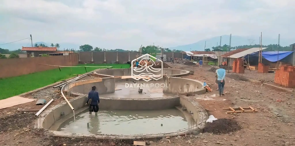 Kontraktor kolam renang profesional di Jakarta Selatan sedang mengerjakan pembuatan kolam renang