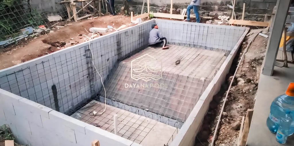 proses pembuatan kolam renang menguunakan begisting bata merah