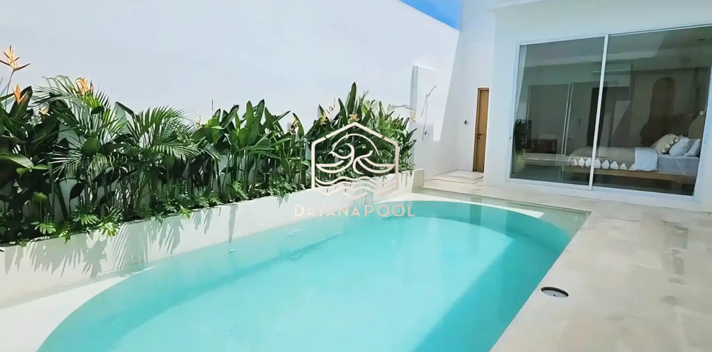 Kolam renang modern dengan pemandangan kota Bandung di latar belakang