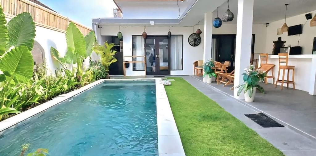kolam renang dengan taman hijau yang indah