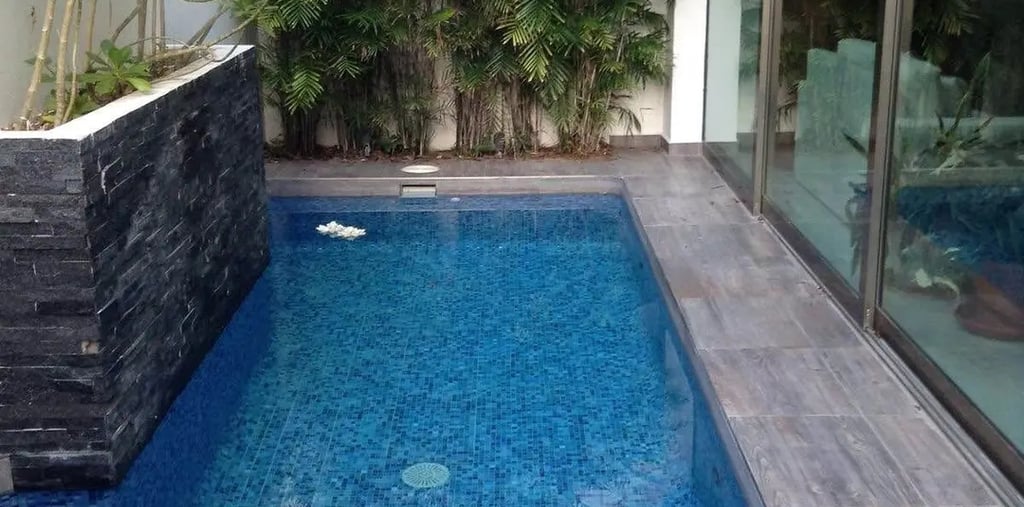 Kolam renang overflow buatan dayanapool dengan finishing mozaik