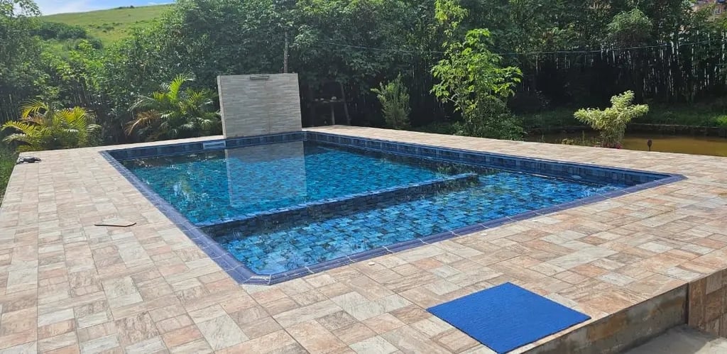 Kolam renang desain elegan dengan mozaik kuda laut