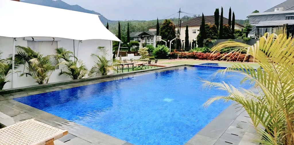 Kolam renang mewah dengan pemandangan pegunungan di bogor
