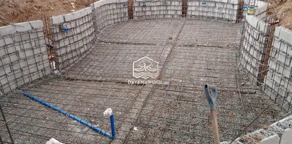 proses pembuatan kolam renang dan pemasangan gelaran kolam renang oleh tim dyanapool.