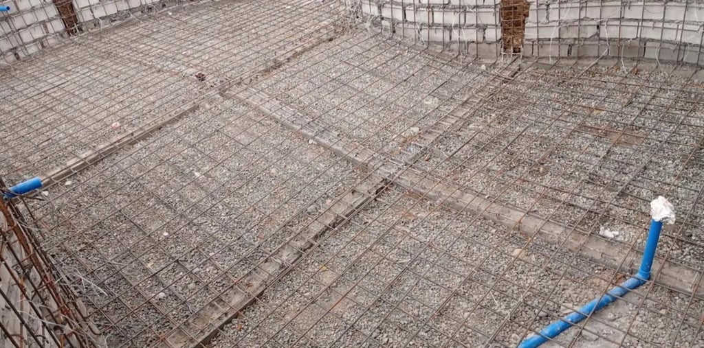 Kontraktor kolam renang profesional di Karawang sedang mengerjakan pembuatan kolam renang