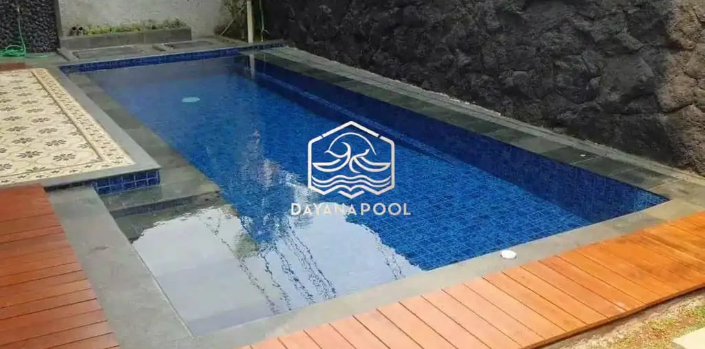 Kolam renang desain elegan dengan mozaik kuda laut