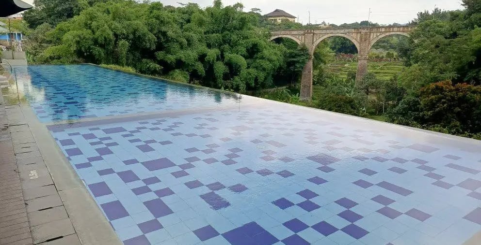 Desain kolam renang tepi overflow yang memberikan kesan tanpa batas