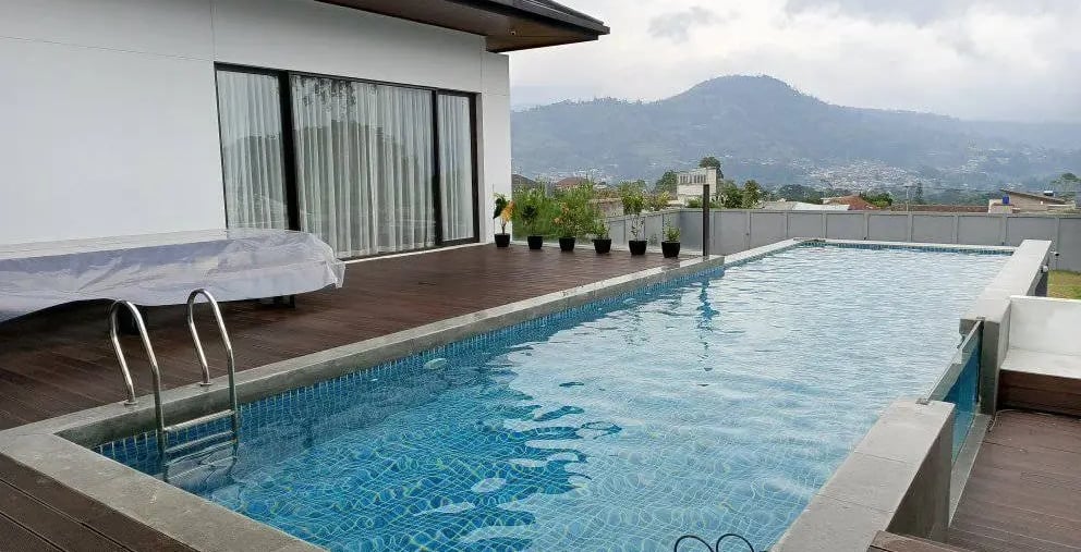 Kolam renang infinity dengan latar belakang pegunungan yang indah.