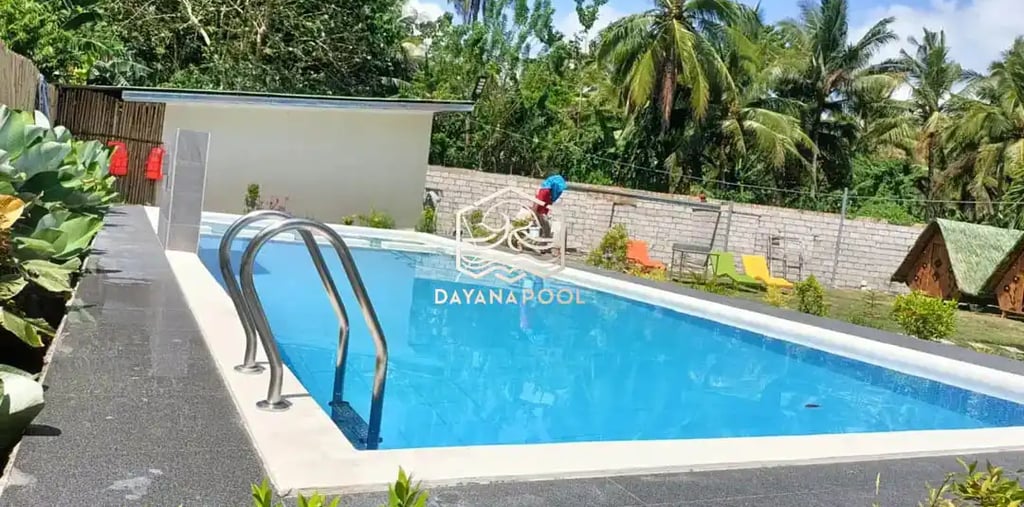 Kontraktor kolam renang profesional di Kota Bandung sedang mengerjakan pembuatan kolam renang