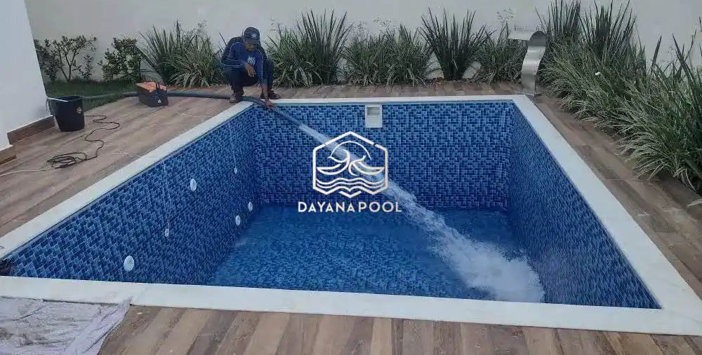 pengisian air kolam renang.