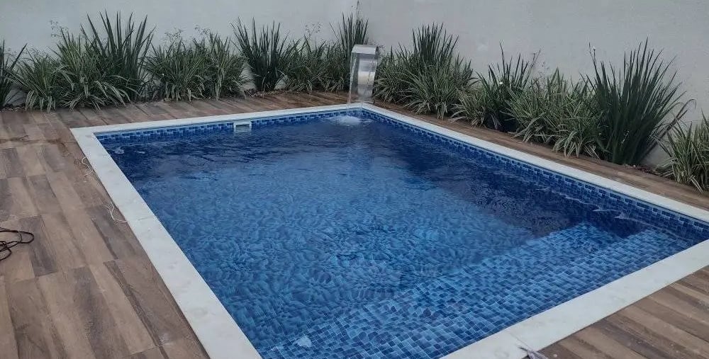 Kolam renang dengan desain minimalis dan fungsuonal di Serang buatan dayanapool
