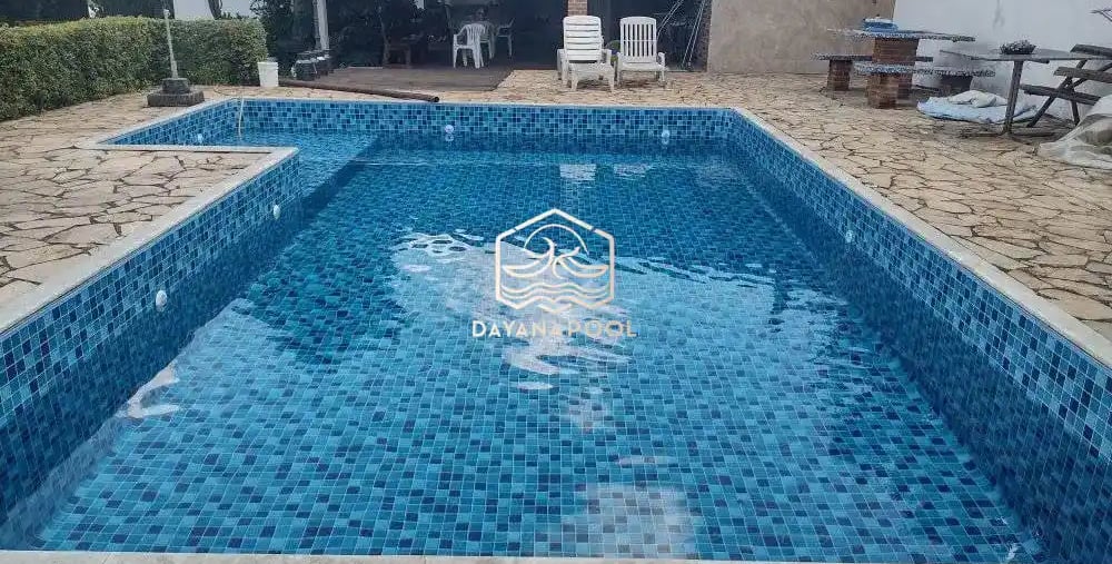 kolam renang mungil dan minimalis dengan keramik berwarna biru