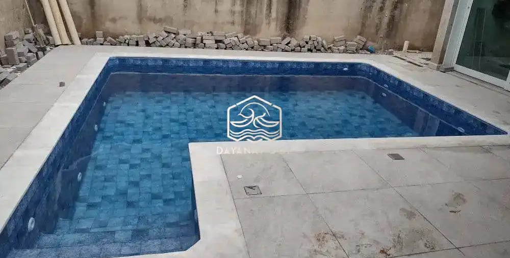 Kolam renang skimmer dengan keramik mozaik kuda laut