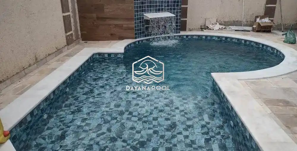 Kolam renang dengan finishing Mozaik dari dayanapool