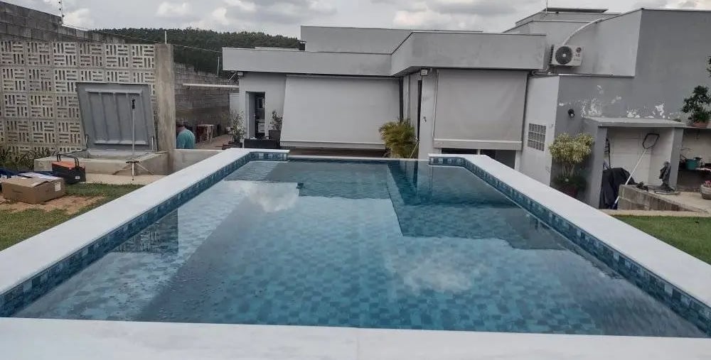 Kolam renang dengan desain minimalis dan fungsuonal di Tangerang buatan dayanapool