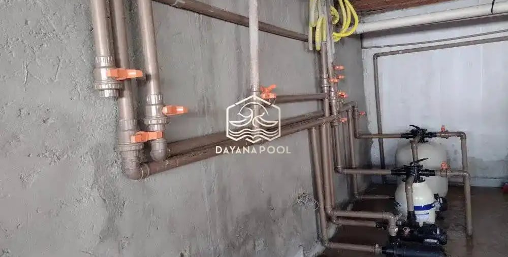Proses instalasi kolam renang oleh teknisi dayanapool