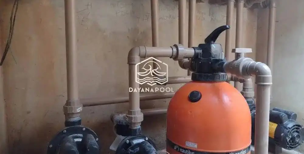 teknisi dayanapool sedang melakukan pengecekan instalasi koalm renang over flow