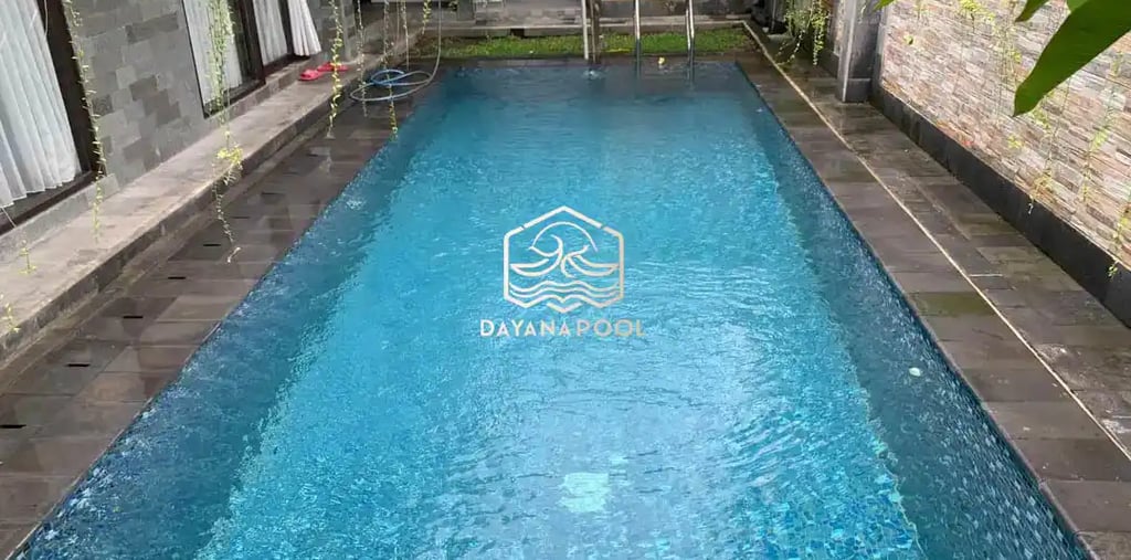 Kolam renang mewah dengan pemandangan pegunungan di bogor