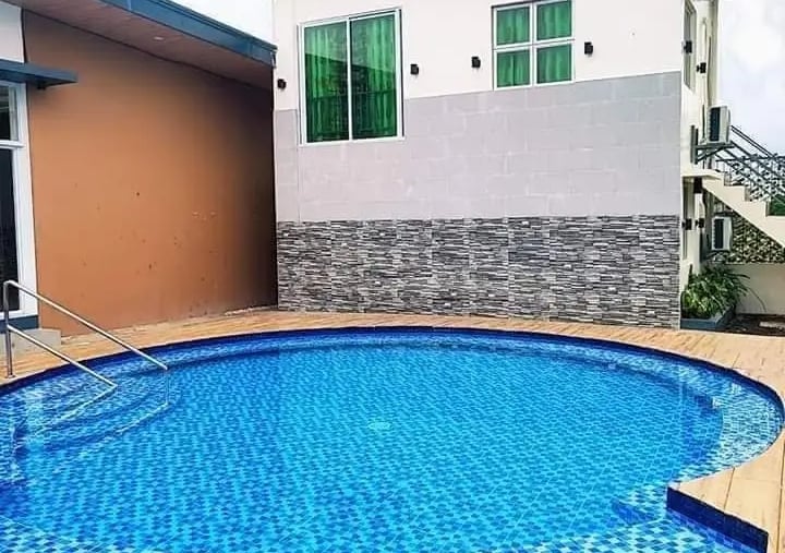 Kolam renang di rumah dan villa