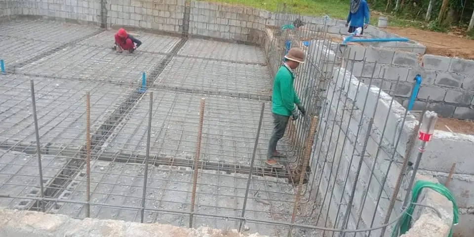 Kontraktor kolam renang profesional di Tasikmalaya sedang mengerjakan pembuatan kolam renang