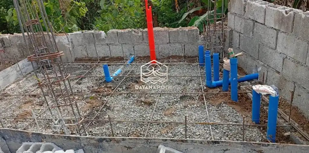 Kontraktor kolam renang profesional di Karawang sedang mengerjakan pembuatan kolam renang