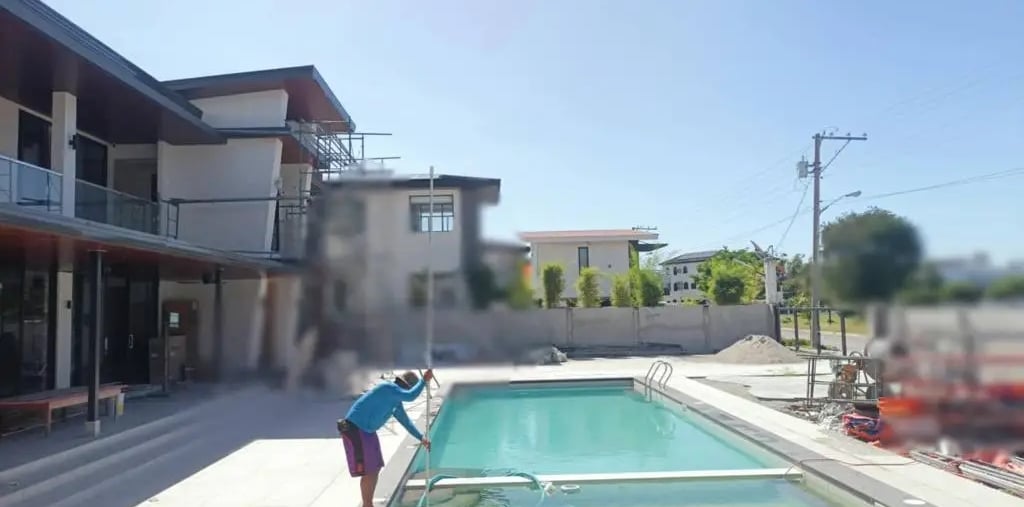 Kolam renang custom yang menambah nilai estetika dan harga properti.