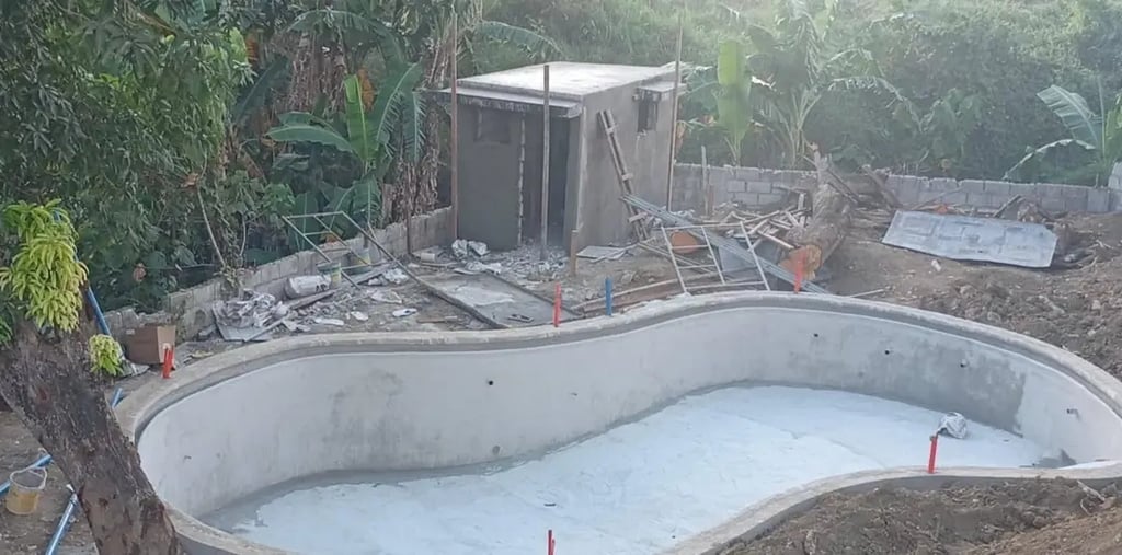 Kontraktor kolam renang profesional di Sumedang sedang mengerjakan pembuatan kolam renang