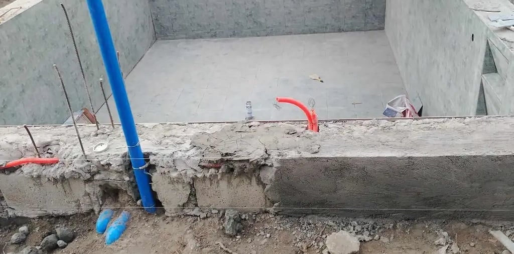 Kontraktor kolam renang profesional di Kota Bandung sedang mengerjakan pembuatan kolam renang