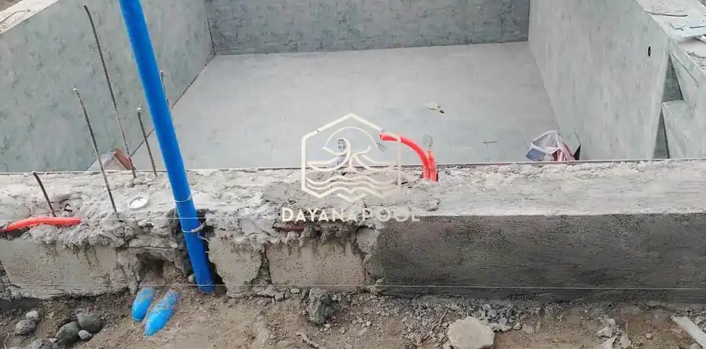 Kontraktor kolam renang profesional di Tegal sedang mengerjakan pembuatan kolam renang