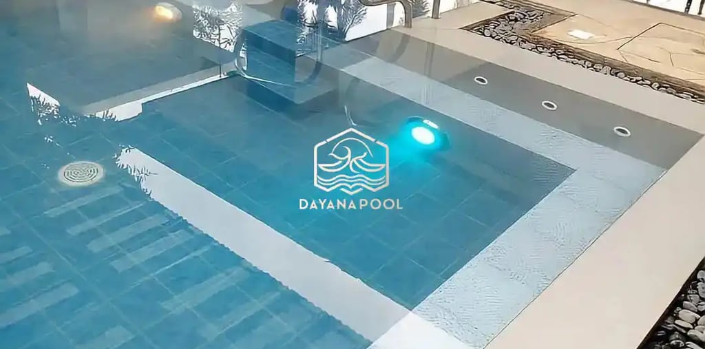 Penerangan LED menambah estetika kolam renang malam hari.
