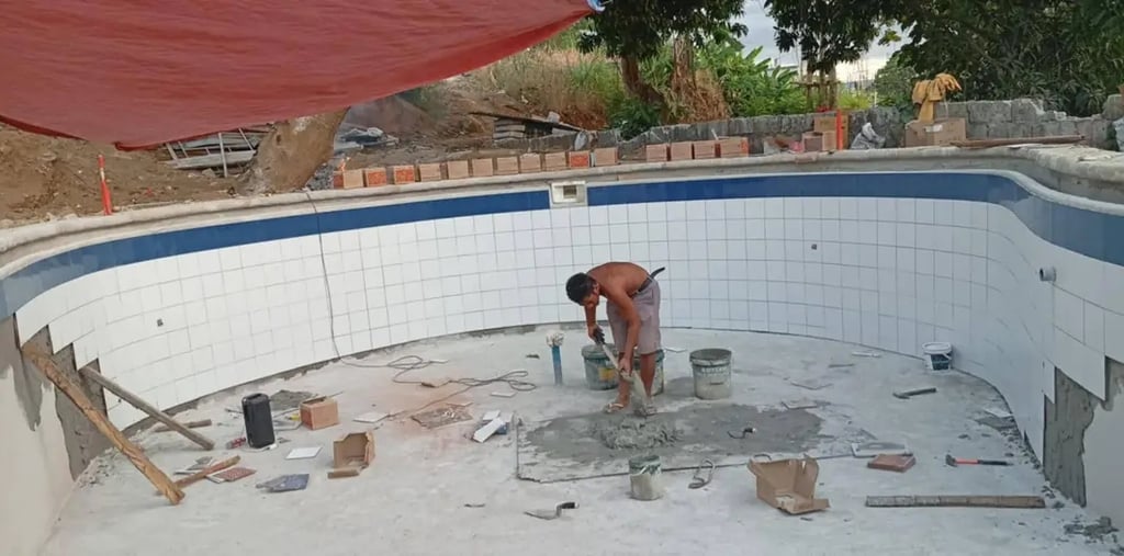 Kontraktor kolam renang profesional di Lebak sedang mengerjakan pembuatan kolam renang