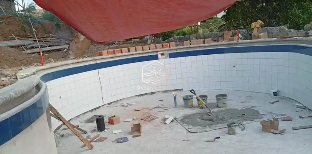 Kontraktor kolam renang profesional di Purwakarta sedang mengerjakan pembuatan kolam renang