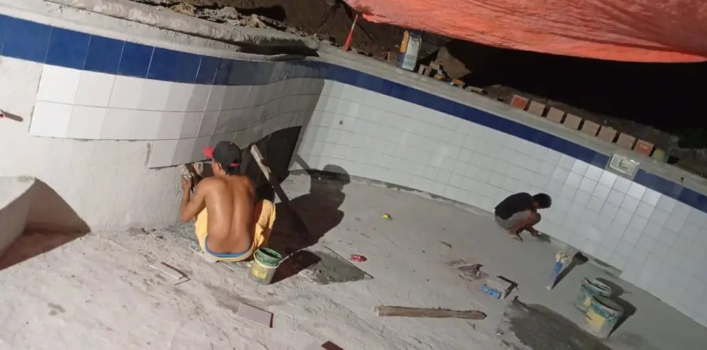 Proses pembuatan kolam renang oleh tim ahli dari dayanapool