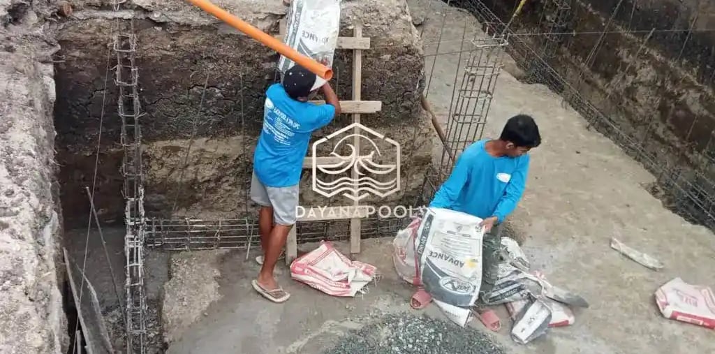 Kontraktor kolam renang profesional di Magelang sedang mengerjakan pembuatan kolam renang