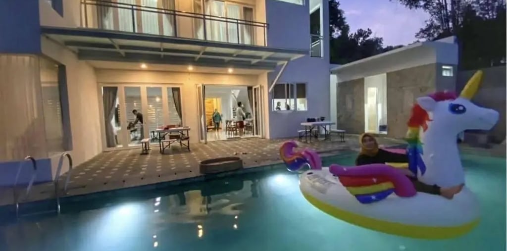Fitur air mancur dan lampu LED di kolam renang kecil untuk menambah estetika.