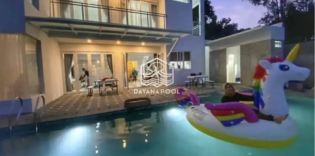 Fitur air mancur dan lampu LED di kolam renang kecil untuk menambah estetika.