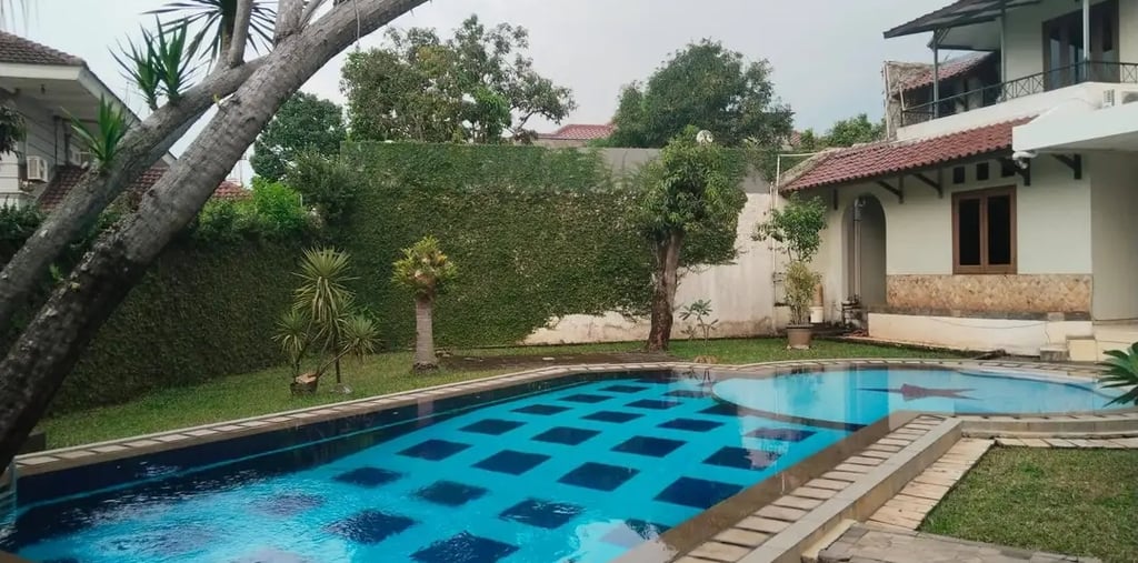 Kolam renang dengan desain minimalis dan fungsuonal di Karawang buatan dayanapool