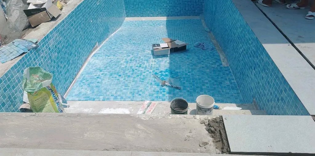 Kontraktor kolam renang profesional di Serang sedang mengerjakan pembuatan kolam renang