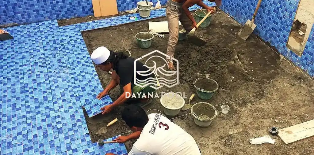 Kontraktor kolam renang profesional di Tangerang sedang mengerjakan pembuatan kolam renang