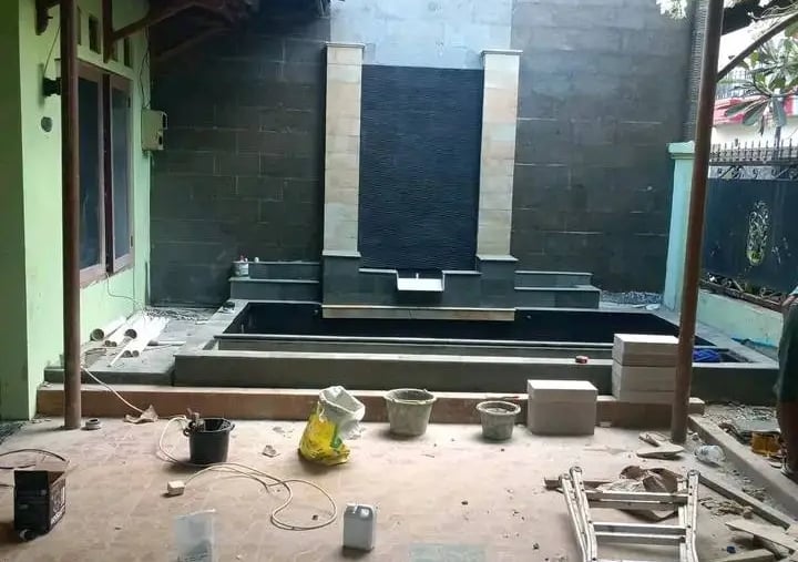 Kontraktor kolam renang profesional di Cilegon sedang mengerjakan pembuatan kolam renang