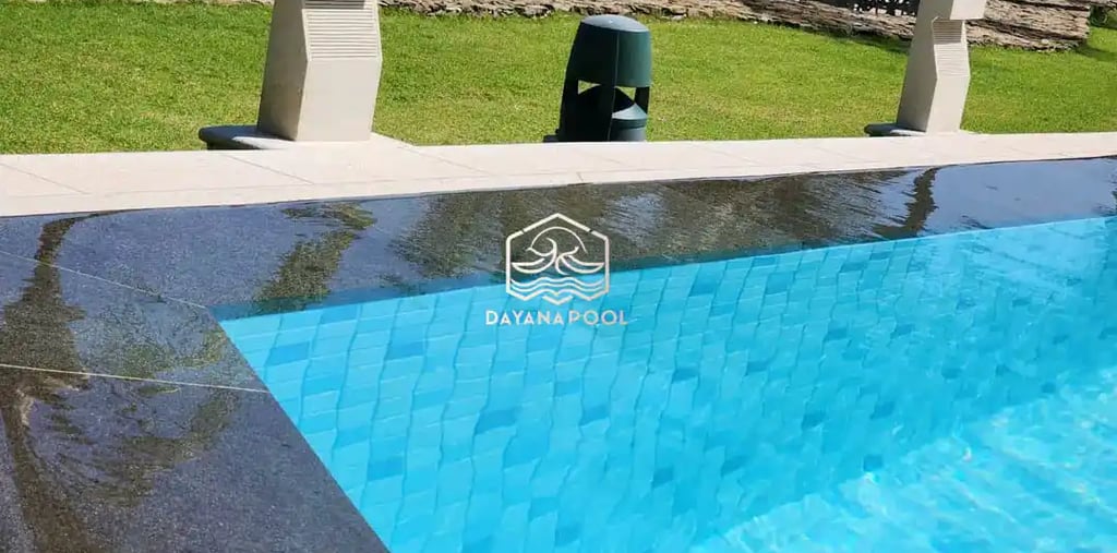 kolam renang over flow yang cantik di halaman belalkang rumah