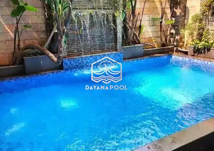 Kolam infinity di tebing dengan pemandangan laut lepas.