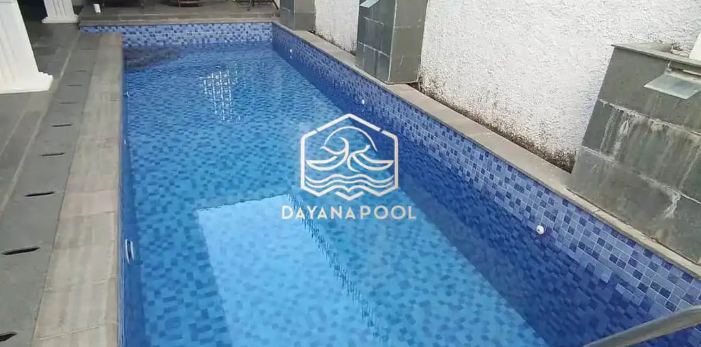 kolam renang mewah di sebuah rumah modern